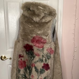 Dylan faux fur open vest with rose detail woman's medium